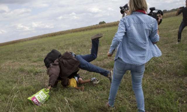 Hungarian nationalist TV camera operator filmed kicking refugee children - VIDEO